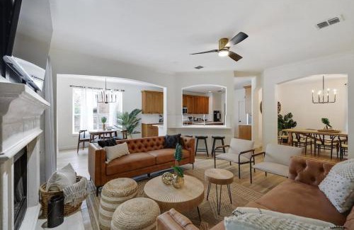 Highland Village House | Experience Royalty at Highland Village 6BR Mansion