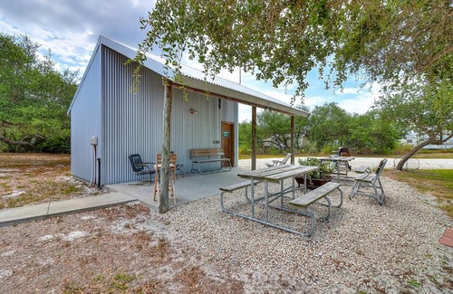 Aransas Pass House | Cozy Live Oak Cottage: Child-Friendly with Kitchen Access