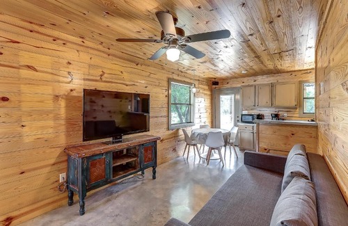 Aransas Pass House | Cozy Live Oak Cottage: Child-Friendly with Kitchen Access