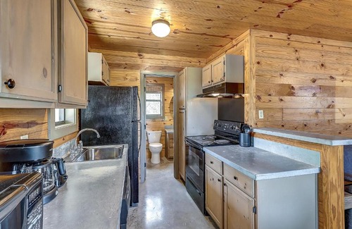Aransas Pass House | Cozy Live Oak Cottage: Child-Friendly with Kitchen Access