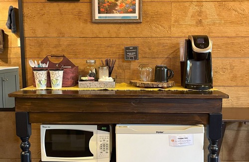 Dripping Springs Cottage | Cozy Cabin Retreat at Live Oak Lodge - Guest Rated 9.8