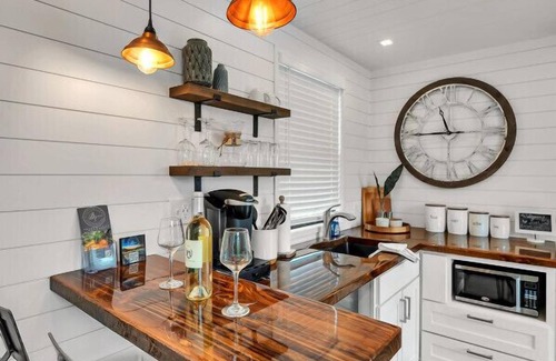 Waco House | Unique Live Oak Aerial Container Home with Family-Friendly Amenities