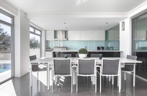 North Coogee House | Tranquil Beachfront Retreat: Unique Getaway with Ocean Views