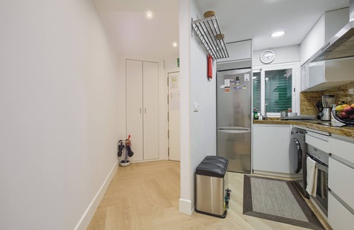 Jeronimos Condo | Experience Madrid's Elegance in Salamanca with Family-Friendly Comfort
