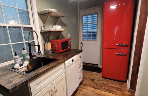 Mount Gretna Heights Cottage | Funky & Fabulous Cottage: Pet-Friendly Oceanfront Escape