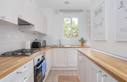 El Baix Guinardo Apartment | Spacious 2-Bedroom Apartment in Barcelona with Kitchen