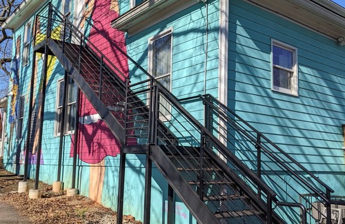 East Side Apartment | Vibrant Destination with Classes and Kitchen Amenities
