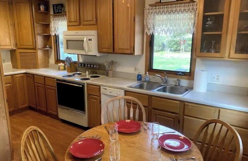 Indianola House | Cozy Cottage with King Beds, Kitchen & Pet-Friendly Perks