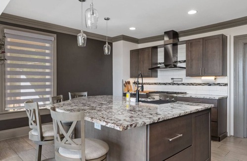 Davenport House | Vibrant Mansion of Davenport: Top-Rated Family Getaway