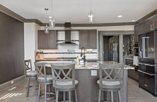 Davenport House | Vibrant Mansion of Davenport: Top-Rated Family Getaway