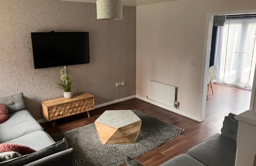 Hunts Cross House | Ideal Liverpool Airport Stay: 3-Bedroom House for Rent