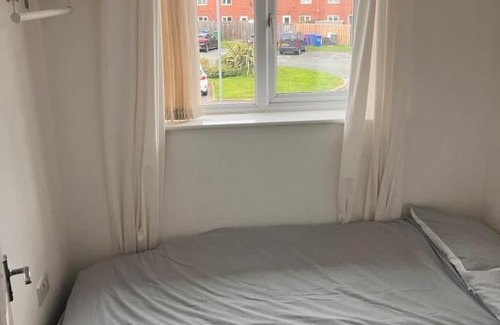 Hunts Cross House | Ideal Liverpool Airport Stay: 3-Bedroom House for Rent