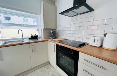 Liverpool House | Family-Friendly Retreat at Liverpool Peach House
