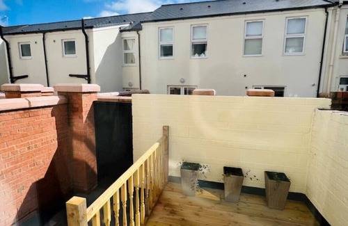 Liverpool House | Family-Friendly Retreat at Liverpool Peach House