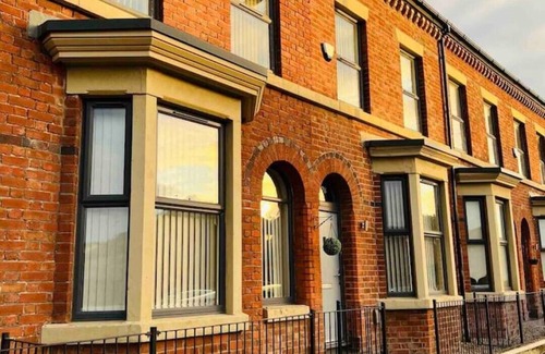 Liverpool House | Family-Friendly Retreat at Liverpool Peach House