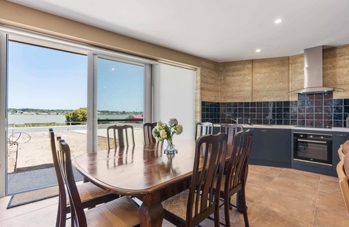 Goolwa North House | Waterfront Retreat in Goolwa - Rated 10/10 with Wi-Fi