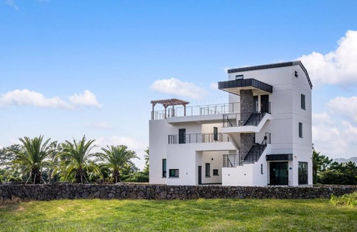 Hallim House | Relaxing Liverpool Escape with Spa & Private Pool