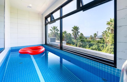 Hallim House | Relaxing Liverpool Escape with Spa & Private Pool