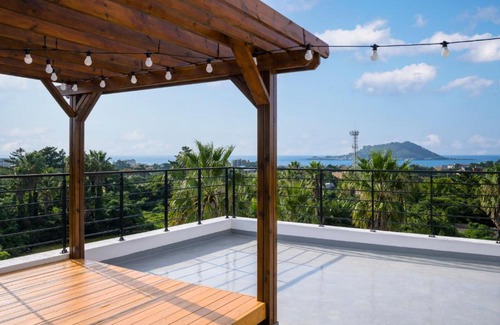 Hallim House | Relaxing Liverpool Escape with Spa & Private Pool