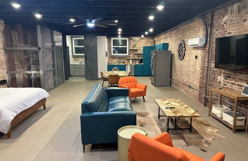Sardis Apartment | Livie’s LoftnTrendy loft on Main Street