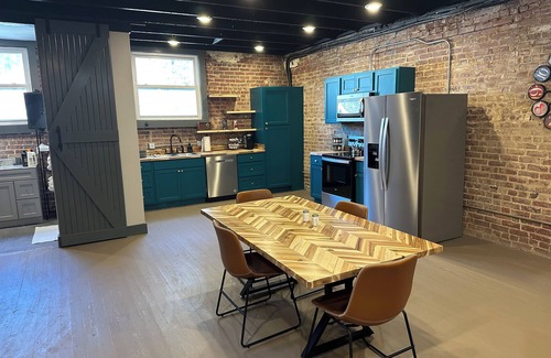 Sardis Apartment | Livie’s LoftnTrendy loft on Main Street