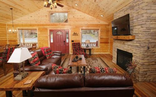 White Oak Lodge Villa | Family-Friendly Retreat at Livin Good with Hot Tub Access
