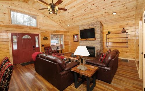 White Oak Lodge Villa | Family-Friendly Retreat at Livin Good with Hot Tub Access