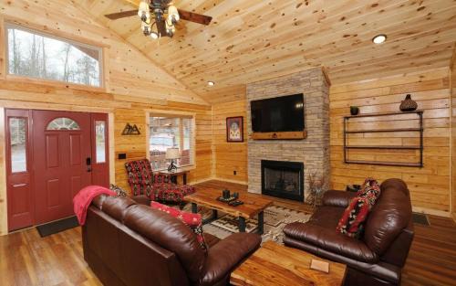 White Oak Lodge Villa | Family-Friendly Retreat at Livin Good with Hot Tub Access
