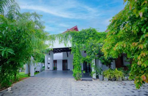 New Town House | Experience Livin Lush: Family-Friendly Retreat with Breakfast