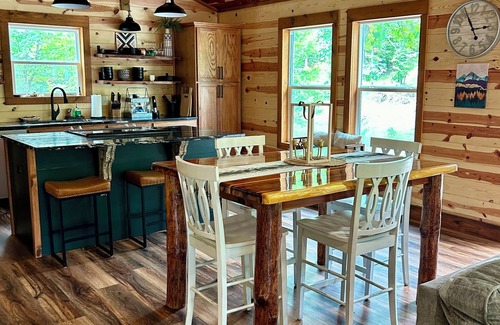 Athens Cabin | Experience Livin on the Edge Cabin in Beautiful Caddo Gap