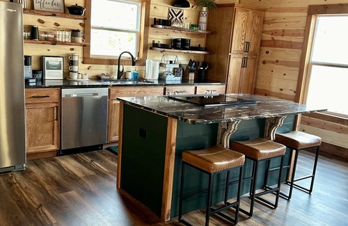 Athens Cabin | Experience Livin on the Edge Cabin in Beautiful Caddo Gap