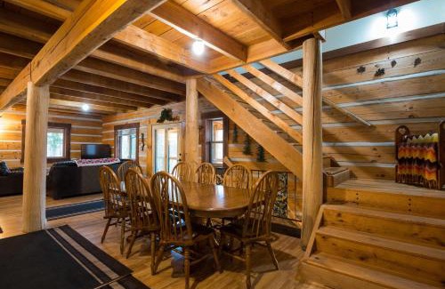 Gnaw Bone House | Relaxing Getaway at Livin The Dream Log Cabin with Pool