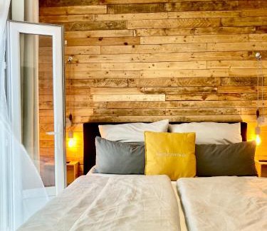 Am Staden Apartment | Adults-Only Saarpartments: Netflix & Pool Near St Johanner Markt