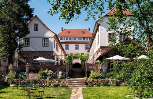 Lahr Apartment | Experience Modern Comfort in a Renovated Cigar Factory