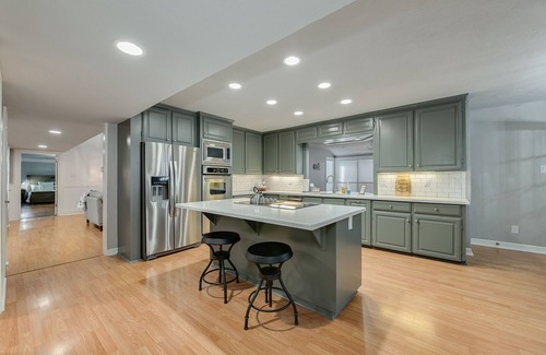 College Station House | Experience Aggieland: Family-Friendly Stay with Breakfast!