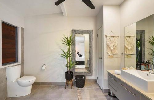 Redlynch House | Experience Paradise at Living On The Edge - A Private Oasis