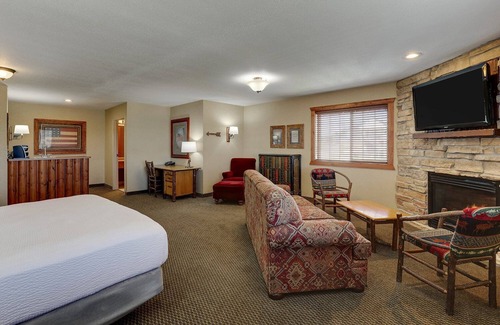 Galena Hotel | Relaxing Theme Suite with Fireplace at Stoney Creek Galena
