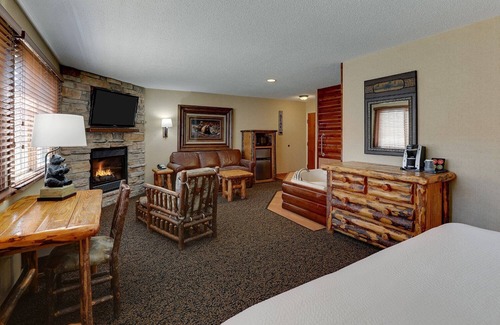 Galena Hotel | Inviting Theme Suite with Whirlpool & Pet-Friendly Amenities