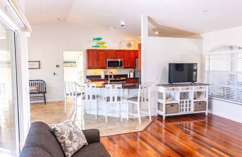 Long Meadow House | Living the tropical dream in this beautiful 3-bedroom canal oasis in SW Florida.