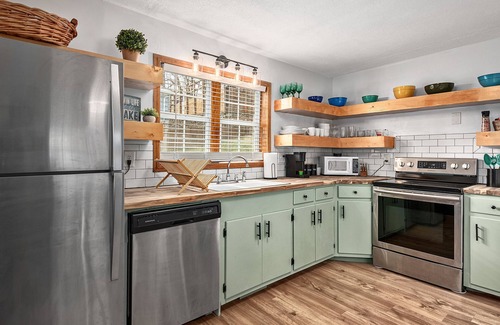 Lake Junaluska Cottage | Relaxing Livy’s Lakeside Cottage: Steps from the Lake!