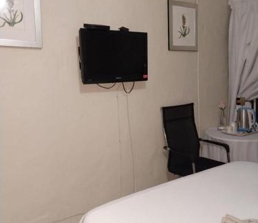 Umtata House | Budget-Friendly Liyoli Guesthouse with Refreshing Pool
