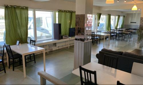 Njurunda Hotel | Comfort and Convenience at Liz Motell with Breakfast Included