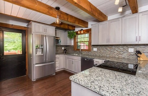 Bristol Hills Cabin | Unforgettable Stay at Lizzie's Cabin On The Hill - Rated 9.8