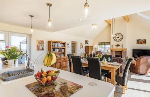 Alford House | Experience Lizzies Cottage: Guest Rated 10/10 & Hot Tub!