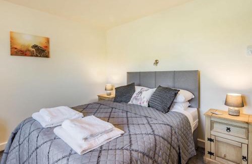Alford House | Experience Lizzies Cottage: Guest Rated 10/10 & Hot Tub!