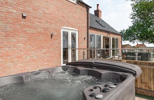 Alford House | Experience Lizzies Cottage: Guest Rated 10/10 & Hot Tub!