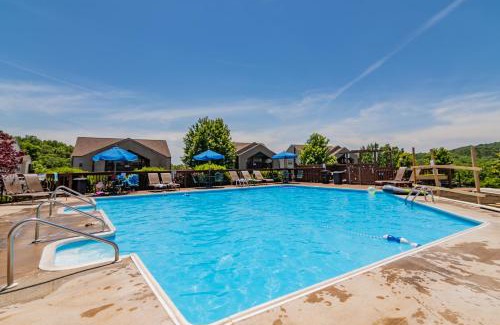 Indian Point Apartment | Experience Relaxation at Lizzy's Landing with Pool & Hot Tub