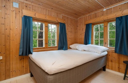 Dombas Hotel | Budget-Friendly Ljoshaugen Camping with Breakfast & Family Fun
