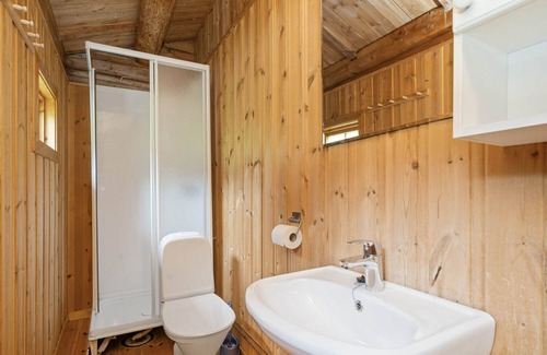 Dombas Hotel | Budget-Friendly Ljoshaugen Camping with Breakfast & Family Fun