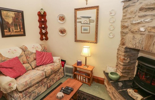 Castlemorris House | Pet-Friendly Retreat at Llaethdy Cottage, 4-Star Comfort